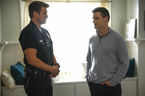 Nathan Fillion, Enver Gjokaj - The Rookie - Dans la nuit - Film