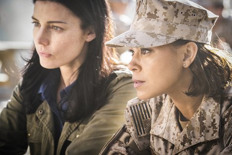 Jessica Paré, Toni Trucks - SEAL Team - Der Kopf der Schlange - Filmfotos