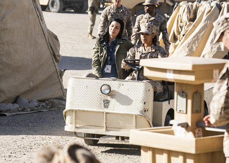 Jessica Paré, Toni Trucks - SEAL Team - Der Kopf der Schlange - Filmfotos