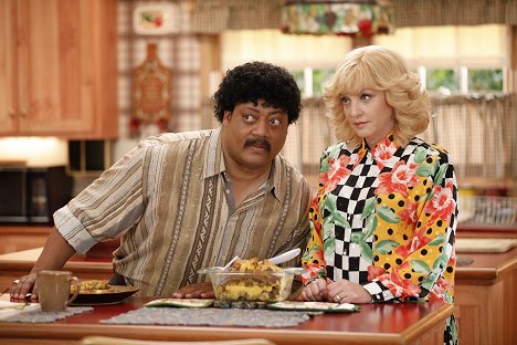 Cedric Yarbrough, Wendi McLendon-Covey - The Goldbergs - The Return of the Formica King - Photos