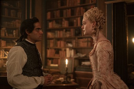 Sacha Dhawan, Elle Fanning - The Great - La Fausse Barbe - Film