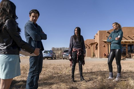 Nathan Parsons, Amber Midthunder, Lily Cowles - Roswell: New Mexico - Helena - Filmfotos
