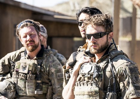 Tyler Grey, Max Thieriot - SEAL Team - In the Blind - Kuvat elokuvasta