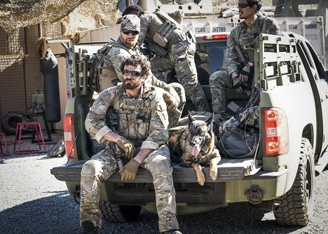 Tyler Grey, Justin Melnick, Dita "The Hair Missile" Dog - SEAL Team - In the Blind - Photos