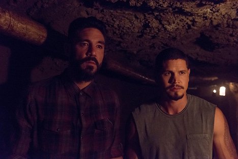 Clayton Cardenas, JD Pardo - Mayans M.C. - Uch/Opossum - De filmes