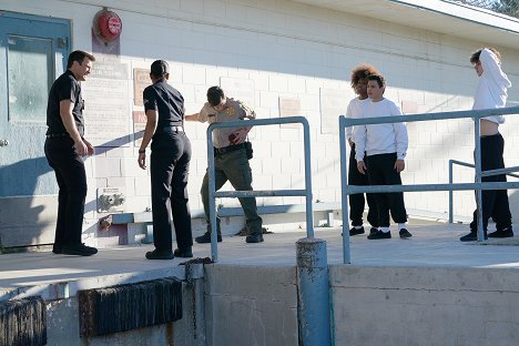 Nathan Fillion, Kamron Alexander, Zach Garcia - The Rookie - Under the Gun - Van film