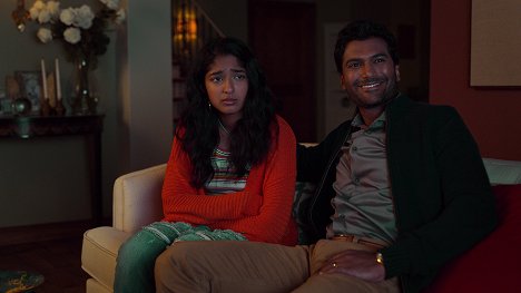 Maitreyi Ramakrishnan, Sendhil Ramamurthy - Never Have I Ever - Pilot - Photos