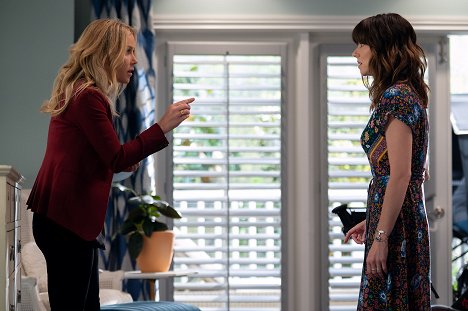 Christina Applegate, Linda Cardellini - Dead to Me - Where Have You Been - Photos