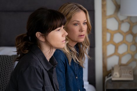 Linda Cardellini, Christina Applegate - Dead to Me - Between You and Me - Photos