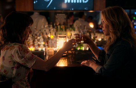Linda Cardellini, Christina Applegate - Dead to Me - Between You and Me - Photos