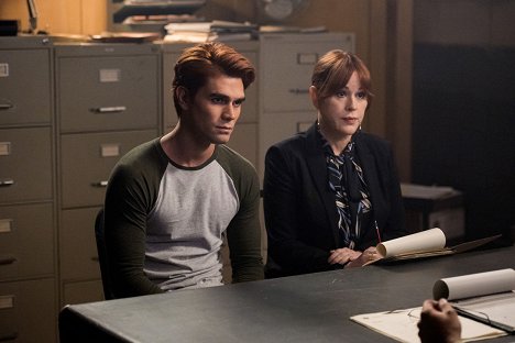 K.J. Apa, Molly Ringwald - Riverdale - Chapitre soixante-douze : Prête à tout - Film