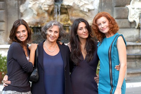 Anna Safroncik, Paola Pitagora, Karin Proia, Giorgia Wurth - Le tre rose di Eva - Episode 1 - Werbefoto