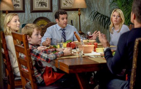 Hana Hayes, Fred Savage, Mary Elizabeth Ellis - The Grinder - A System on Trial - Z filmu