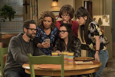 Todd Grinnell, Justina Machado, Rita Moreno, Isabella Gomez - Día a día - El funeral - De la película