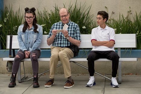 Isabella Gomez, Stephen Tobolowsky, Marcel Ruiz - One Day at a Time - Ghosts - Photos