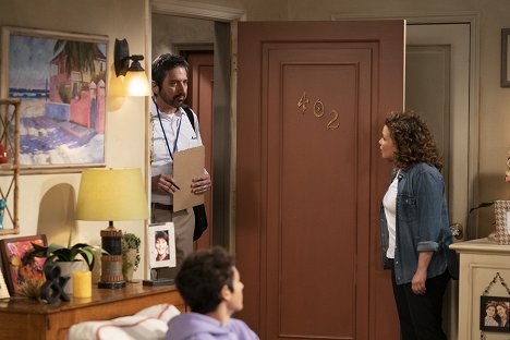 Ray Romano, Justina Machado - One Day at a Time - Checking Boxes - Filmfotos