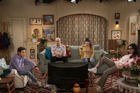 Marcel Ruiz, Stephen Tobolowsky, Isabella Gomez - One Day at a Time - Checking Boxes - Photos