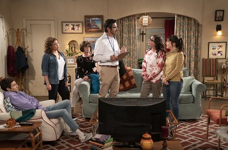 Marcel Ruiz, Justina Machado, Rita Moreno, Ray Romano, Isabella Gomez - One Day at a Time - Checking Boxes - De la película