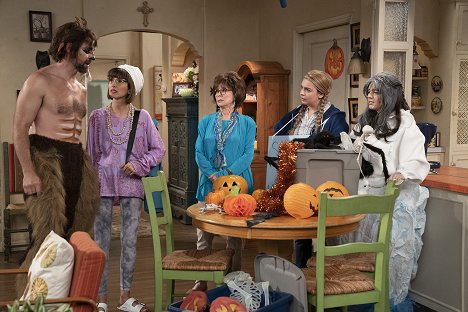 Todd Grinnell, India de Beaufort, Rita Moreno, Isabella Gomez - One Day at a Time - One Halloween at a Time - Photos