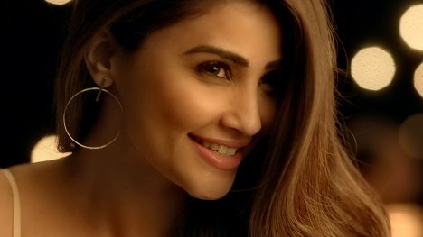 Daisy Shah - Race 3 - Van film