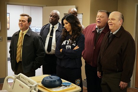 Joe Lo Truglio, Andre Braugher, Stephanie Beatriz, Joel McKinnon Miller, Dirk Blocker - Brooklyn Nine-Nine - Lights Out - Photos