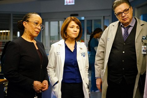 S. Epatha Merkerson, Oliver Platt - Chicago Med - The Ghosts of the Past - Photos