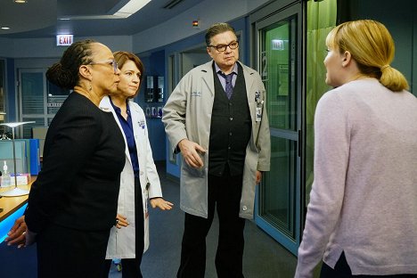 S. Epatha Merkerson, Oliver Platt - Chicago Med - The Ghosts of the Past - Photos
