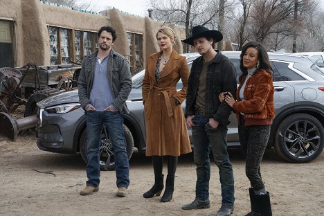 Nathan Parsons, Lily Cowles, Michael Vlamis, Heather Hemmens - Roswell, New Mexico - American Woman - Van film