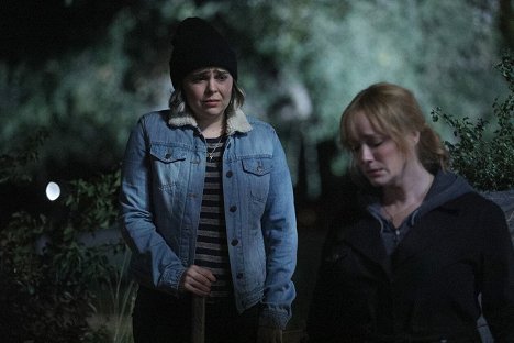 Mae Whitman - Good Girls - Frere Jacques - Photos