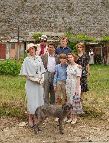 Keeley Hawes, Josh O'Connor, Alexis Georgoulis, Milo Parker, Callum Woodhouse, Daisy Waterstone, Elli Tringou - Durrellin perhe - Episode 2 - Promokuvat