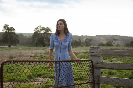 Phoebe Tonkin - Bloom - Back to Life - De la película