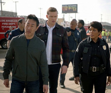 Kenneth Choi, Oliver Stark, Angela Bassett - Záchranáři L. A. - Přepadení call centra - Z filmu