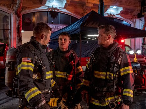 Ryan Guzman, Peter Krause - 911 L.A. - Tűzoltó sorsok - Filmfotók