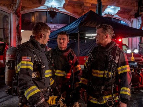 Ryan Guzman, Peter Krause - 9-1-1 Notruf L.A. - Letzte Ehre - Filmfotos