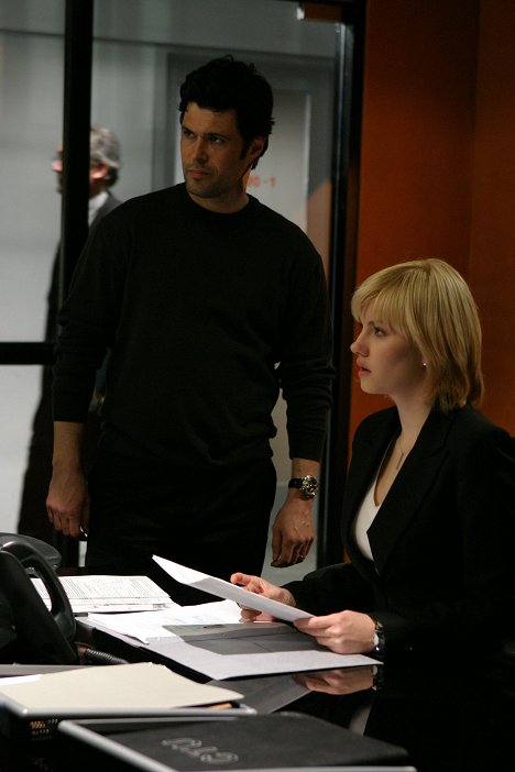 Carlos Bernard, Elisha Cuthbert - 24 - Season 3 - Photos