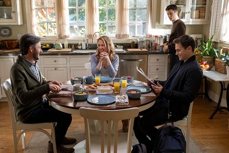 Josh Hamilton, Amy Hargreaves, Dylan Minnette, Brandon Flynn - 13 Reasons Why - Acceptance/Rejection - Van film