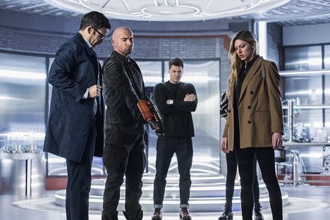 Adam Tsekhman, Dominic Purcell, Nick Zano, Jes Macallan - Legends of Tomorrow - Wer nicht sucht, der findet ... - Filmfotos