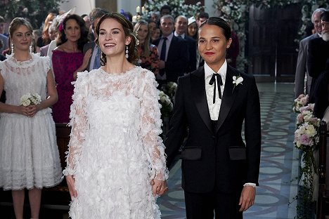 Lily James, Alicia Vikander - One Red Nose Day and a Wedding - Filmfotos
