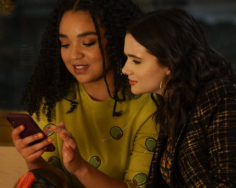 Aisha Dee, Katie Stevens - Dziewczyny nad wyraz - Równamy w górę - Z filmu