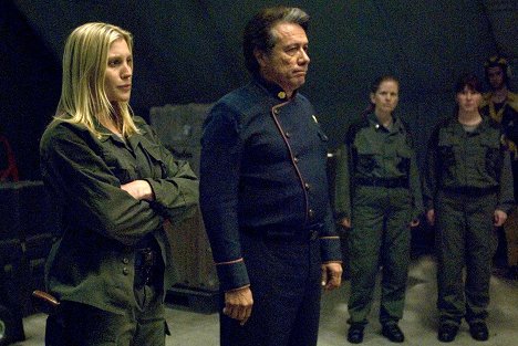 Katee Sackhoff, Edward James Olmos - Battlestar Galactica - Daybreak: Part 1 - Van film