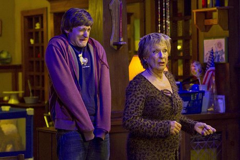 Lucas Neff, Cloris Leachman - Raising Hope - Höllisch viele Keime - Filmfotos