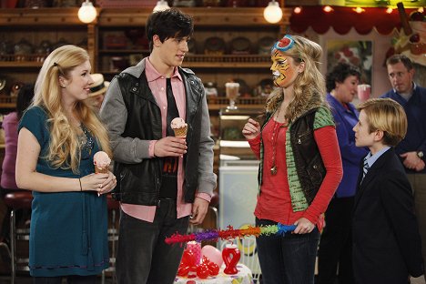 Shane Harper, Bridgit Mendler, Nathan Gamble - Good Luck Charlie - Teddy Rebounds - Photos