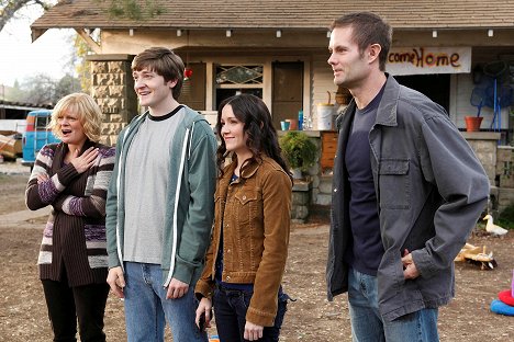 Martha Plimpton, Lucas Neff, Shannon Woodward, Garret Dillahunt - Raising Hope - The Cultish Personality - De la película