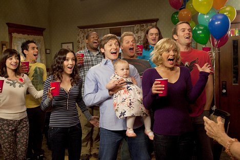 Kate Micucci, Ray Santiago, Shannon Woodward, Jermaine Williams, Lucas Neff, Skyler Stone, Todd Giebenhain, Martha Plimpton, Garret Dillahunt - Raising Hope - Don't Vote for This Episode - De la película