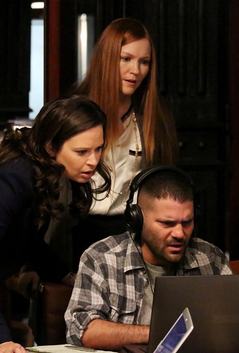 Katie Lowes, Darby Stanchfield, Guillermo Díaz - Scandal - White Hat's Back On - Van film