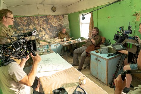 Jared Harris, Stellan Skarsgård, Alex Ferns - Chernobyl - Open Wide, O Earth - Van de set