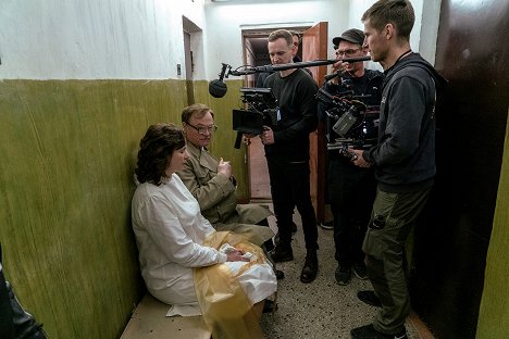Emily Watson, Jared Harris - Chernobyl - Open Wide, O Earth - Van de set