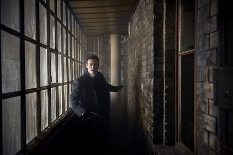 Luke Evans - The Alienist - The Boy on the Bridge - Photos