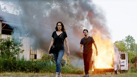 Michelle Dockery, Juan Diego Botto - A visszaeső - Letty Raines, a házban, a pisztollyal - Filmfotók