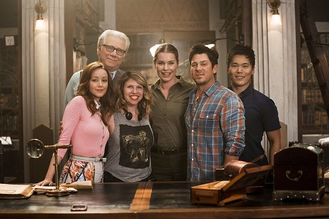 Lindy Booth, John Larroquette, Rebecca Romijn, Christian Kane, John Harlan Kim - The Librarians - And a Town Called Feud - Del rodaje